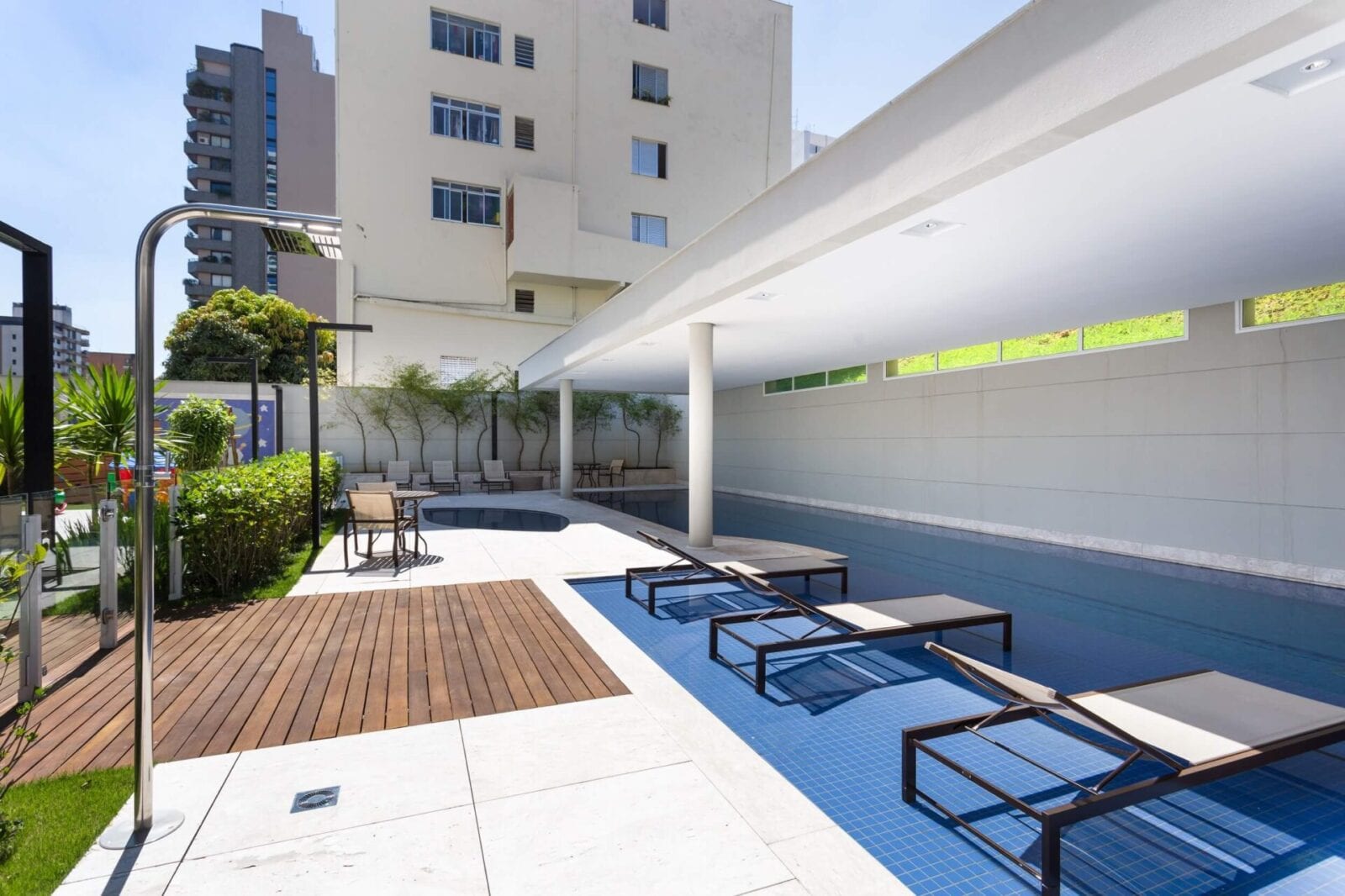 Piscina adulto coberta e piscina infantil pertencente ao condomínio Voir da Conartes em SP